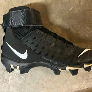 Nike- HighTop Men’s Force Savage 2 - Shark Youth Football cleats